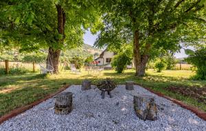 Zahrada ubytování Nice Home In Udbina With House A Panoramic View