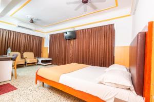 Postel nebo postele na pokoji v ubytování Hotel Srilakshmi