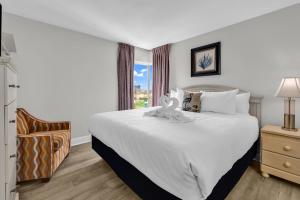 2BR Condo at Atlantica Resort房間的床