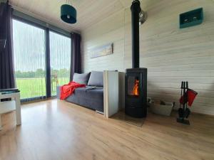 1 dormitorio con chimenea en una habitación con 1 cama en Morze Lubiatowo, en Lubiatowo