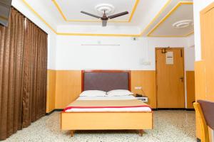 Postel nebo postele na pokoji v ubytování Hotel Srilakshmi