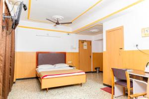 Postel nebo postele na pokoji v ubytování Hotel Srilakshmi