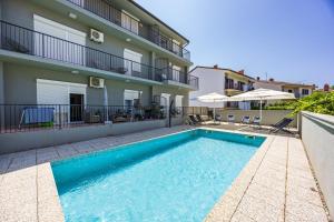 Bazén v ubytování Apartmani Paliska nebo v jeho okolí