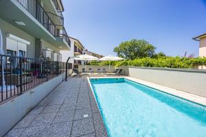 Bazén v ubytování Apartmani Paliska nebo v jeho okolí