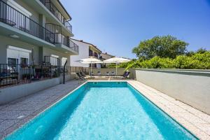 Bazén v ubytování Apartmani Paliska nebo v jeho okolí