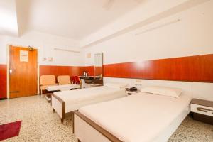 Postel nebo postele na pokoji v ubytování Hotel Srilakshmi