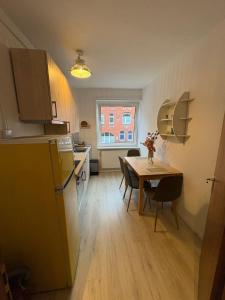 una cucina e una sala da pranzo con tavolo e frigorifero di Messe zu Fuß ad Hannover