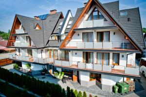 een afbeelding van een huis met een dak bij Apartamenty Rubin in Zakopane