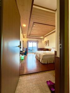 Postel nebo postele na pokoji v ubytování Cingjing Four Seasons B&B
