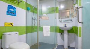 7 Days Inn Wuhan Hanzheng Street Shengli Road Metro Station في ووهان: حمام مع دش ومرحاض ومغسلة