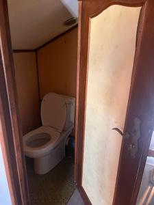 une salle de bain avec toilettes dans une petite pièce dans l'établissement Chambre Cosy , sub et wc privatif , chez l'habitant avec piscine, à La Celle-sous-Gouzon