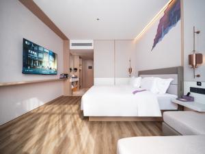 Un pat sau paturi într-o cameră la Elong Hotel City Hall Branch