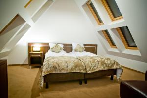 een slaapkamer met een bed op zolder bij Apartamenty Rubin in Zakopane +43 foto's