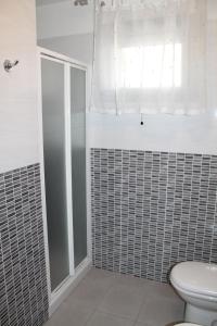 ein Bad mit einer Dusche und einem WC in der Unterkunft Residence Giorgia in Grado