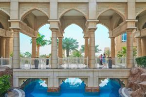 una vista del agua en el palacio de versailles en Four Seasons Hotel Doha, en Doha