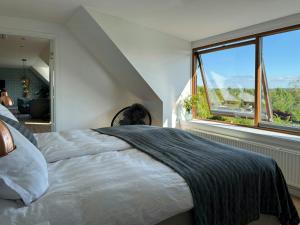 Postel nebo postele na pokoji v ubytování Panoramic Ocean Views With Private Coast