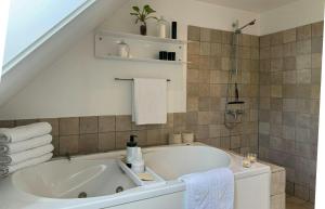 Koupelna v ubytování Panoramic Ocean Views With Private Coast + 27 fotografií