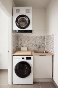 a kitchen with a washing machine and a sink at The Brass Bear in Darlinghurst in Sydney