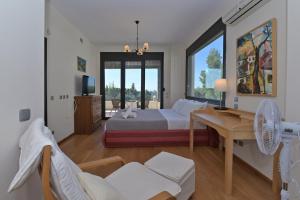 Ένα ή περισσότερα κρεβάτια σε δωμάτιο στο Sani Aqua +46 φωτογραφίες