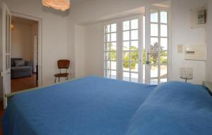 Cama azul en habitación con ventana grande en Appartement Calanches Piana, en Piana 14 fotos más