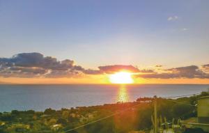 einen Sonnenuntergang über dem Meer mit Sonnenuntergang in der Unterkunft 2 Bedroom Lovely Apartment In Parghelia in Parghelia