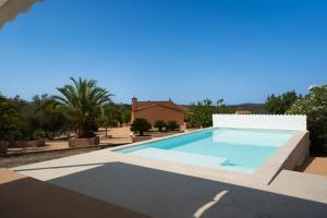 una piscina en medio de un patio en Origen Andévalo Alma y paisaje, en Calañas