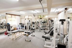 einen Fitnessraum mit Laufbändern und Maschinen in einem Zimmer in der Unterkunft Mbale Resort Hotel in Mbale