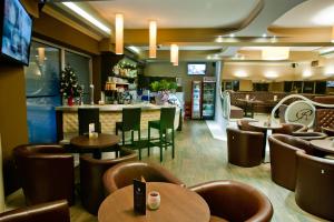 een restaurant met tafels en stoelen en een bar bij Apartamenty Rubin in Zakopane
