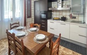 Kuchyň nebo kuchyňský kout v ubytování Lovely Apartment In Collesalvetti