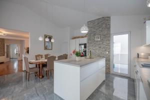 a kitchen and dining room with a dining table at Villa Miramel mit privaten Swimmingoool - Makarska Exklusiv in Makarska