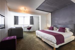 Postel nebo postele na pokoji v ubytování Cézanne Hôtel