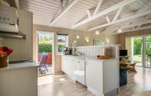 Η κουζίνα ή μικρή κουζίνα στο Pet Friendly Home In Tarm With Wifi