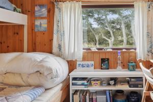 une chambre avec un lit et une fenêtre dans l'établissement Lovely Cottage Close To The North Sea, à Pandrup