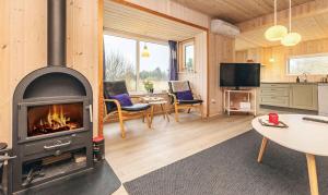 ThyholmにあるCozy Holiday Home With View Of Lyngs Dragのリビングルーム(暖炉付)、キッチン