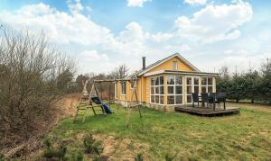 ThyholmにあるCozy Holiday Home With View Of Lyngs Dragの小さな黄色の家