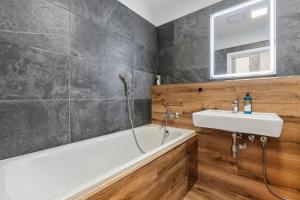 Et badeværelse på LAM Felidae - AC - Balcony + 10 billeder