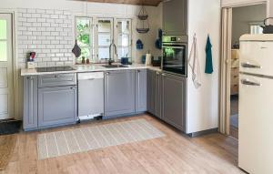 Η κουζίνα ή μικρή κουζίνα στο 3 Bedroom Pet Friendly Home In Vig