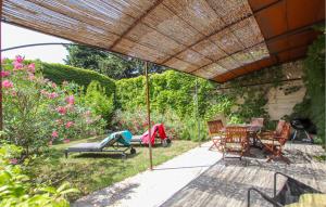 un patio con sillas, una mesa y un techo en La Barralière, en Tulette 19 fotos más
