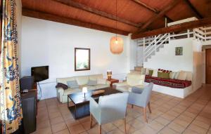una sala de estar con un sofá y una mesa en La Barralière, en Tulette