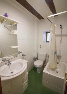 a bathroom with a sink and a toilet and a tub at Apartmento A in Benasque