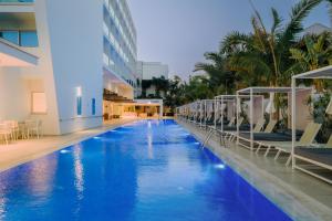 Бассейн в Seasons Hotel (Adults Only) или поблизости