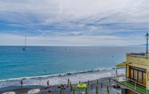 una vista della spiaggia con una barca a vela in acqua di 1 Bedroom Stunning Apartment In Camogli a Camogli