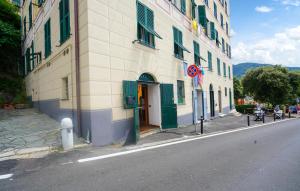 un edificio con persiane verdi sul lato di una strada di 1 Bedroom Stunning Apartment In Camogli a Camogli Altre 14 foto
