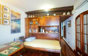 una camera da letto con un letto di legno in una stanza di 1 Bedroom Stunning Apartment In Camogli a Camogli