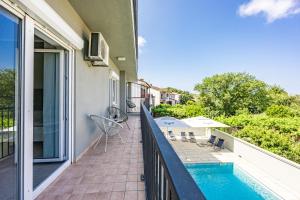 Bazén v ubytování Apartmani Paliska nebo v jeho okolí