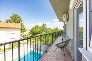 Bazén v ubytování Apartmani Paliska nebo v jeho okolí