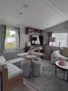 un soggiorno con un divano e un tavolo di Seton Sands Holiday Village 61 Muirfield Near Edinburgh Free WiFi a Port Seton