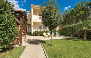 Zahrada ubytování Stunning Home In Vodice With Lake View