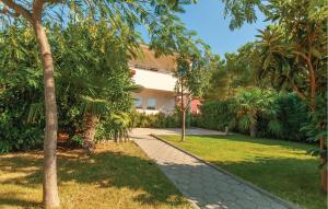 Zahrada ubytování Stunning Home In Vodice With Lake View + 30 fotografií