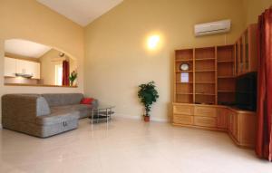 Posezení v ubytování Stunning Home In Vodice With Lake View